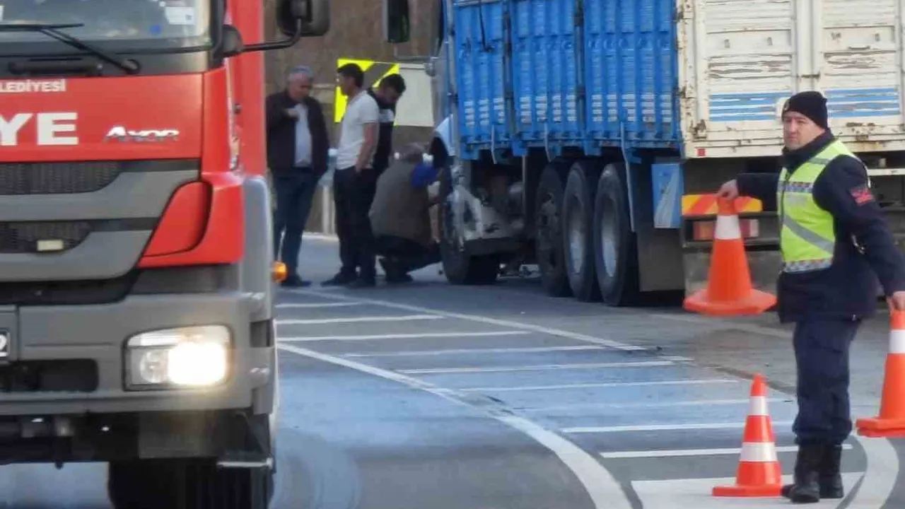 Samsun'da virajı alamayan motosiklet kamyonla çarpıştı: 1 ölü