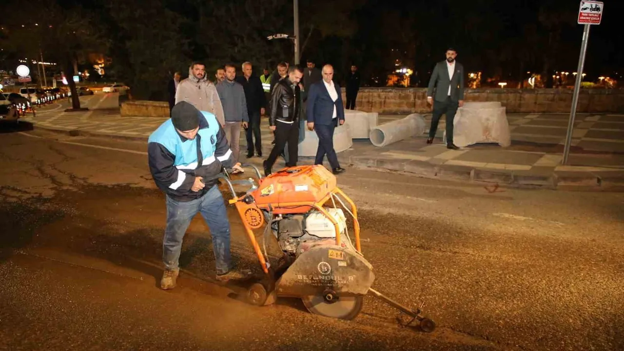 Şanlıurfa'da Balıklıgöl Bölgesinde Altyapı Seferberliği: ŞUSKİ Yeni Yağmur Izgaralarıyla Su Tahliyesini Güçlendiriyor