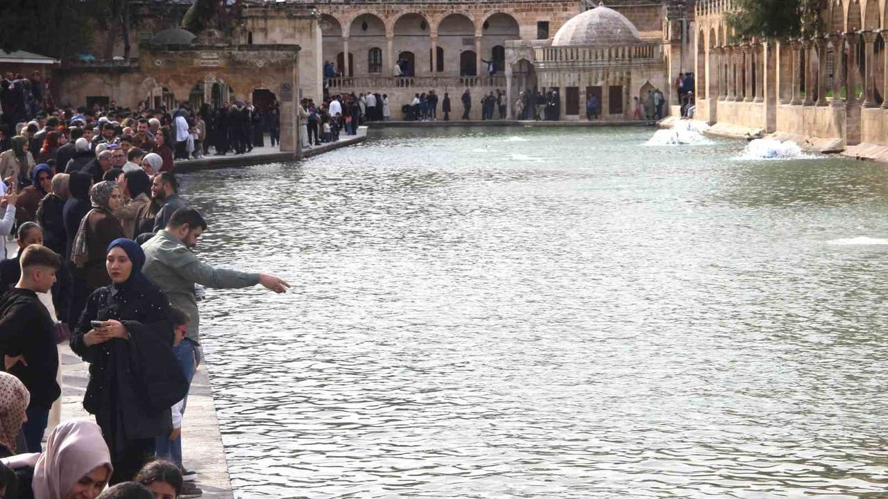 Şanlıurfa'da Balıklıgöl eski görünümüne kavuştu: Hafta sonu ziyaretçi akını