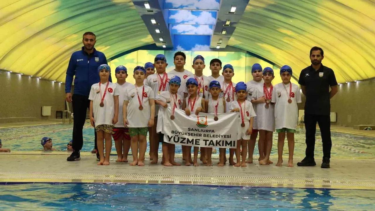 Şanlıurfa'nın minik yüzücüleri 23 Nisan yarışlarında 24 madalya kazandı