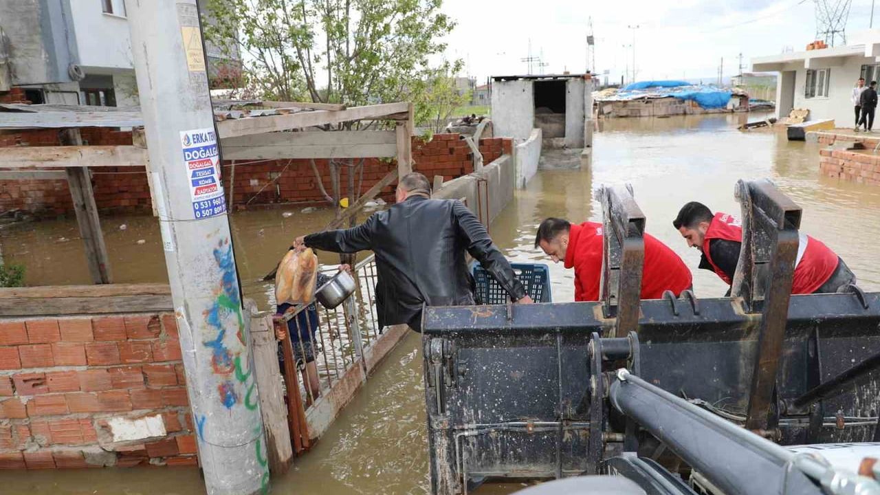 Şehzadeler Belediyesi, Akpınar Mahallesi'nde Mahsur Kalanlara Destek Sağladı