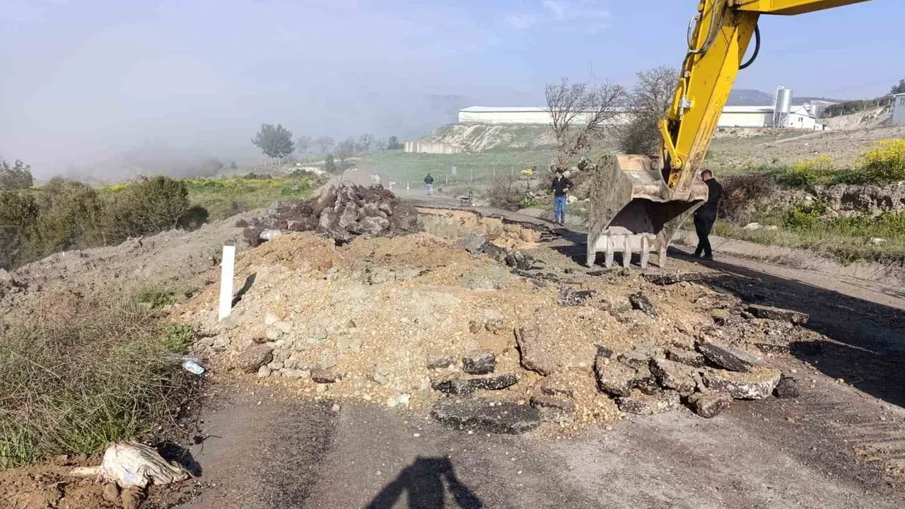 Selendi-Kula eski karayolundaki çökme nedeniyle onarım çalışmaları sürüyor