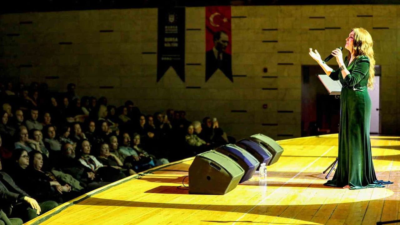 Serenad Bağcan, 'Caz Pazarı' Konserinde Türkü ve Cazı Harmanladı