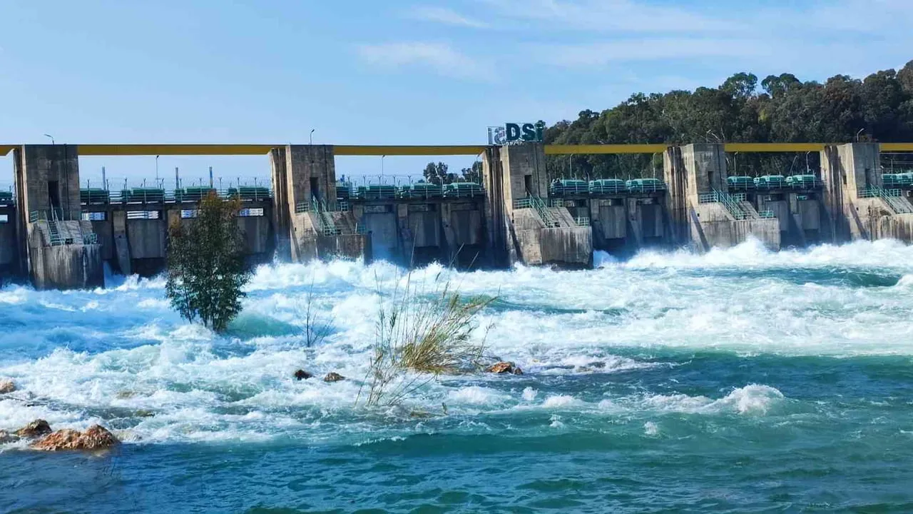 Seyhan Barajı kapakları kontrollü açıldı: Çağlayan sular Seyhan Nehri ile buluştu