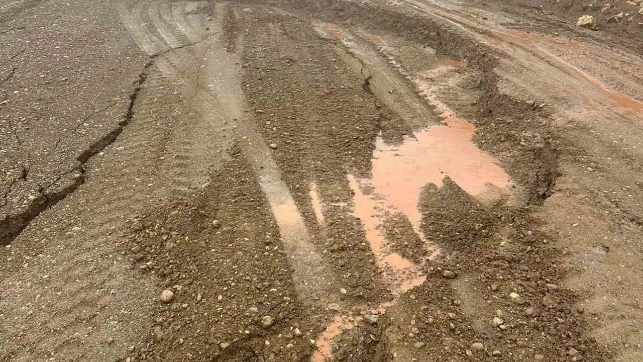 Siirt’te kar ve sağanak sonrası köy yollarında yoğun mesai