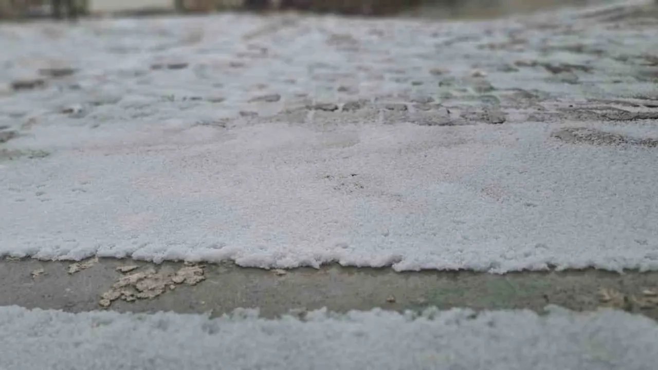 Silvan'da Kısa Süreli Dolu Etkili Oldu, Etraf Beyaza Bürüdü