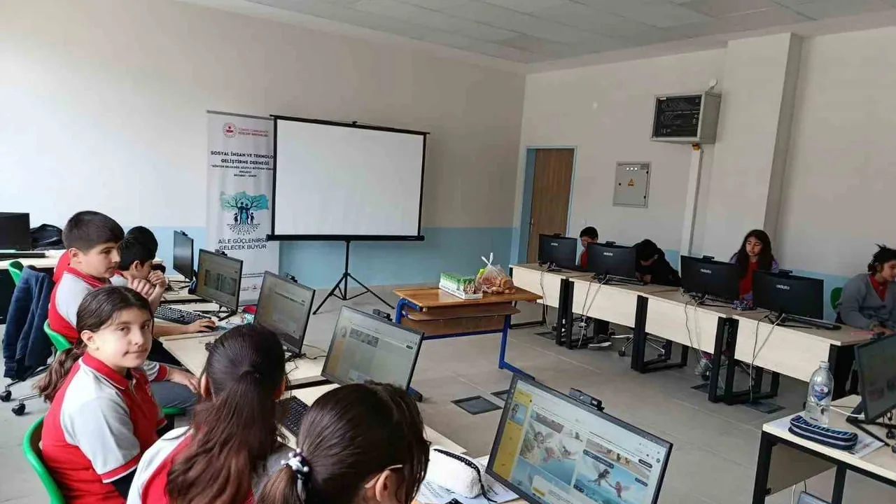 Sinop Boyabat’ta 'Kökten Geleceğe' Projesi: Ortaokul Öğrencilerine Üretim Odaklı Teknoloji Eğitimi