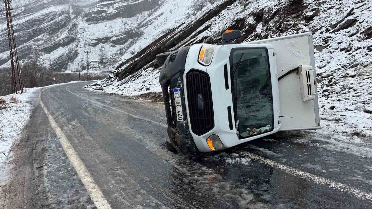 Şırnak'ta kamyonet devrildi: Beytüşşebap Günyüzü'nde sürücü yaralandı
