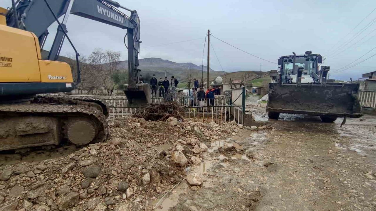 Şırnak'ta sağanak: Cizre, Silopi, İdil ve köylerde selde çok sayıda konut ve ahır zarar gördü