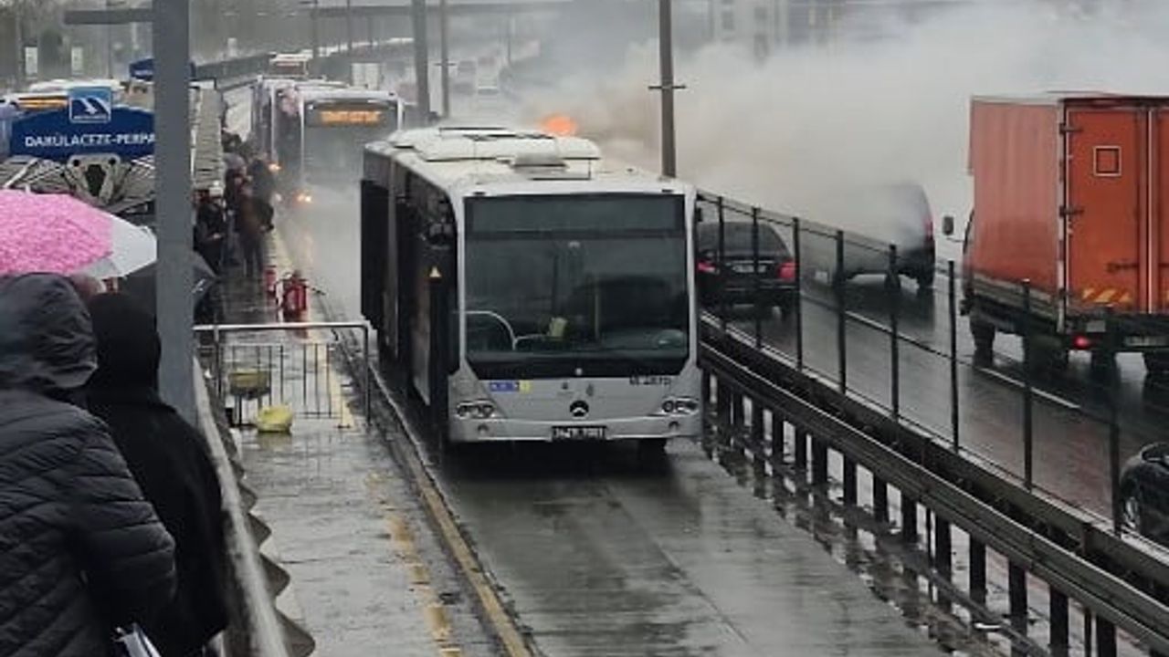 Şişli'de Metrobüsün Motor Kısmında Yangın: Seferler Kısa Süreli Aksadı