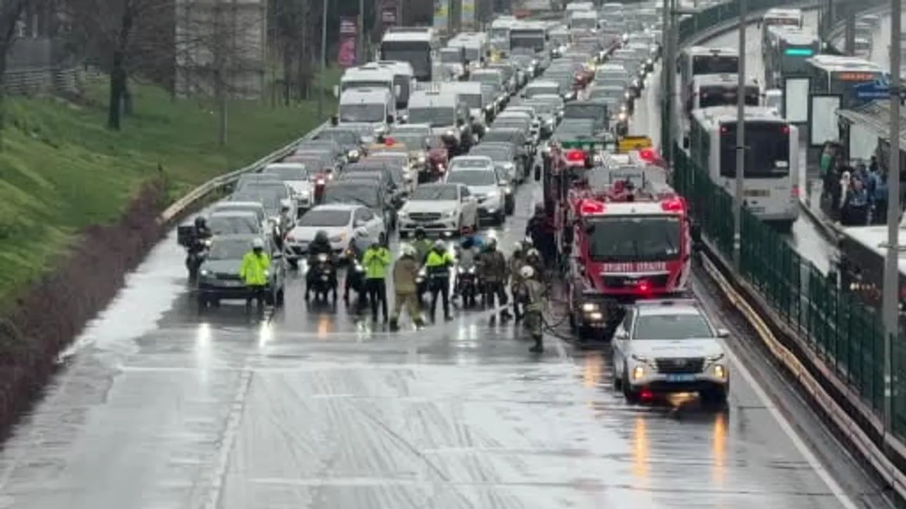 Şişli Perpa'da metrobüs motorunda yangın: Seferler ve E-5 trafiği kısa süre etkilendi