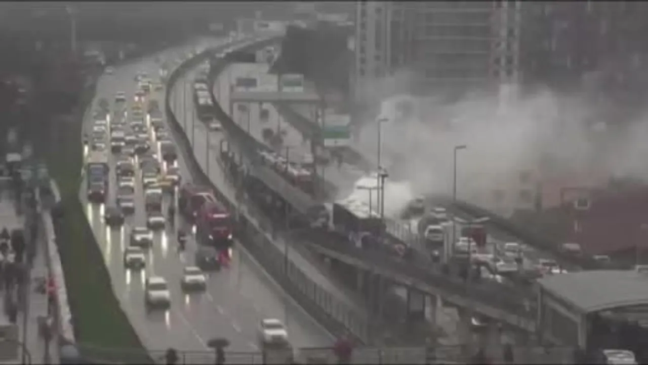 Şişli Perpa'da metrobüsün motor kısmında yangın: Seferler kısa süre aksadı, yaralanma yok