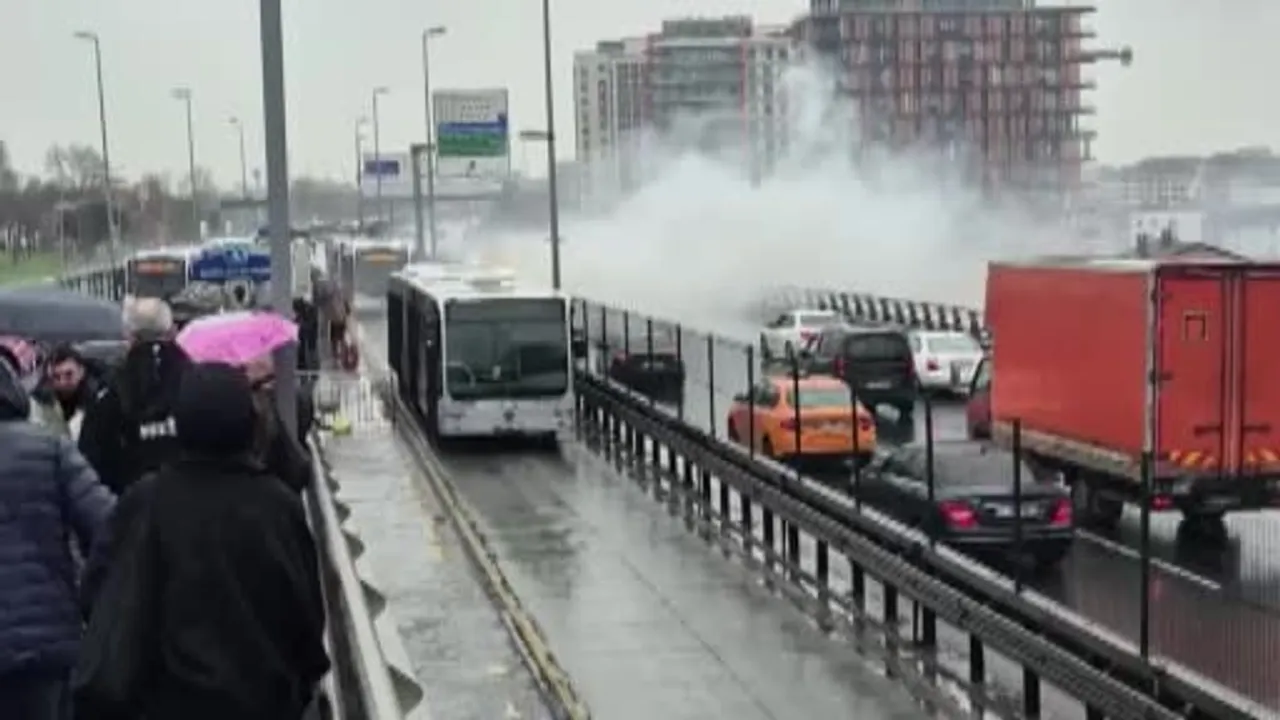 Şişli Perpa'da seyir halindeki metrobüsün motorunda yangın: E-5 kısa süre trafiğe kapandı