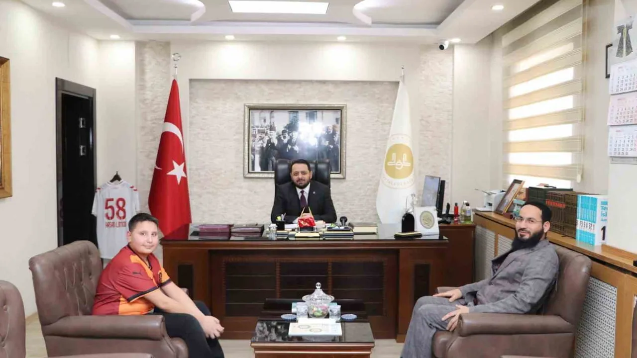 Sivas'ta ortaokul öğrencisi Enes Çetinkaya bayram harçlıklarını Filistin'e bağışladı