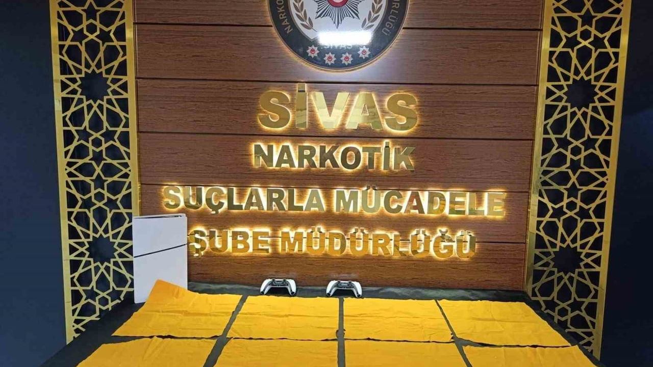 Sivas'ta oyun konsoluna gizlenen 48 bin 732 kullanımlık sentetik kannabinoid ele geçirildi