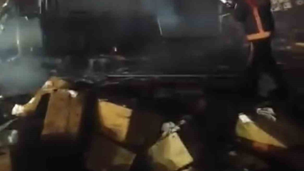 Siverek’te peçete yüklü tırın dorsesinde yangın kontrollü şekilde söndürüldü