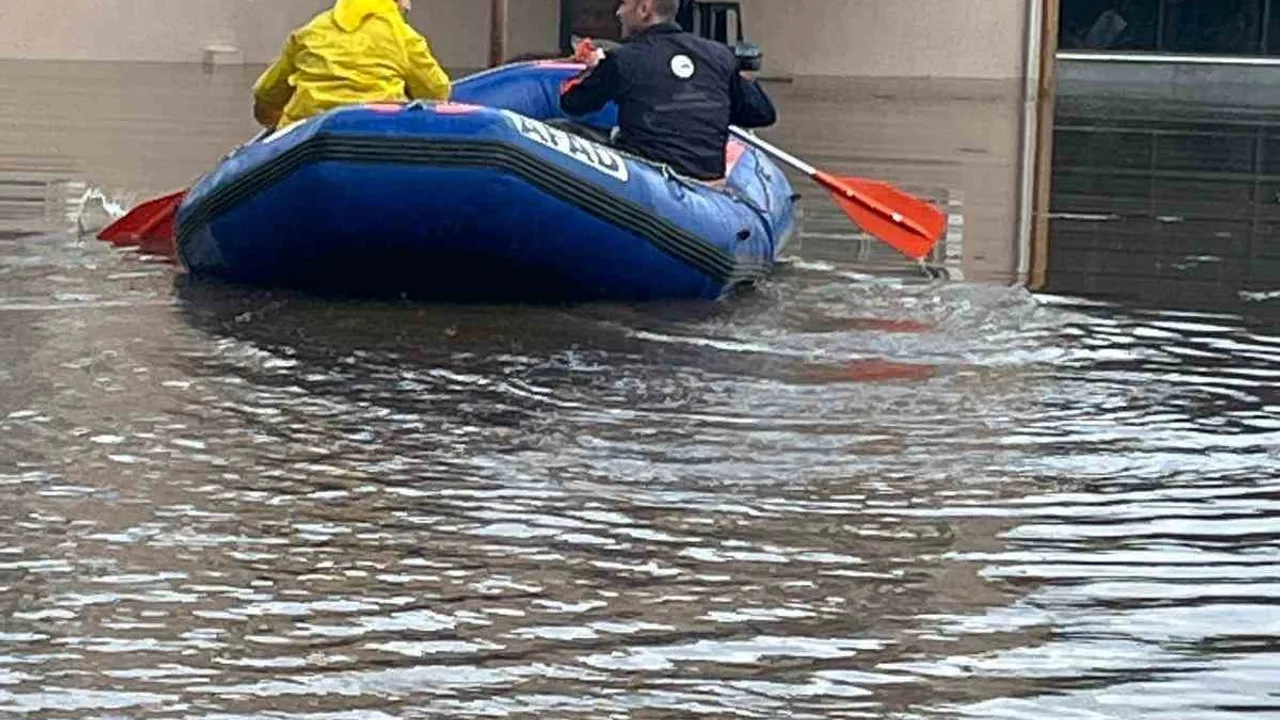 Söke'de yükselen su evde mahsur bıraktı; AFAD ekipleri zamanında kurtardı