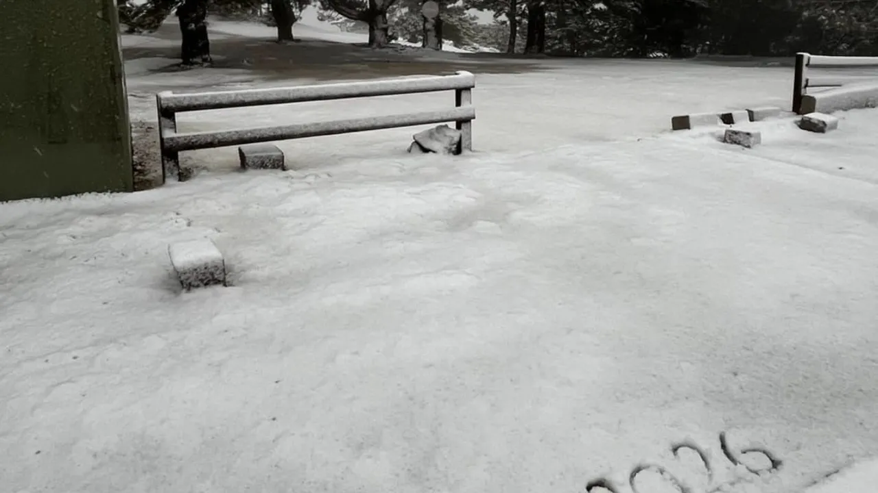 Spil Dağı'nda mart sonunda kar yağışı: Karlık Tepesi beyaza büründü