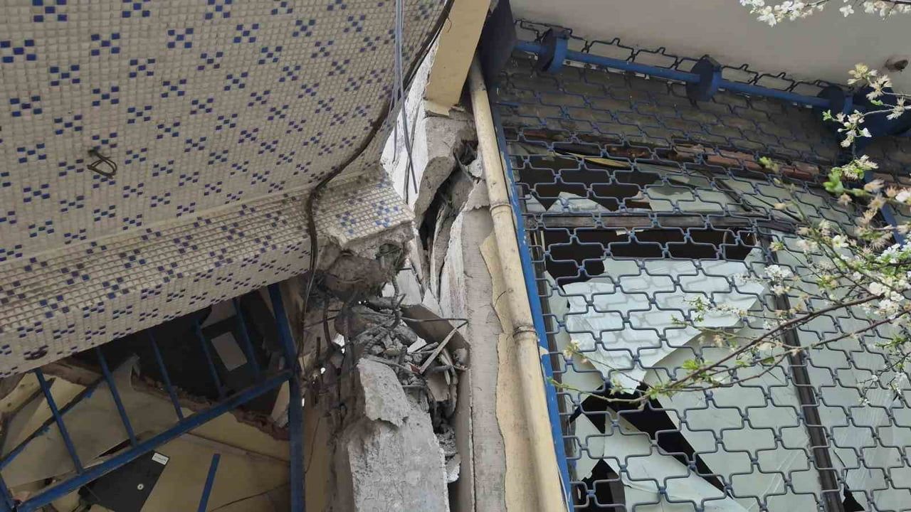 Sultangazi’de İBB’ye bağlı yıkım ekibi sırasında 5 katlı bina çöktü; bitişik binanın taşıyıcı kolonu hasar gördü