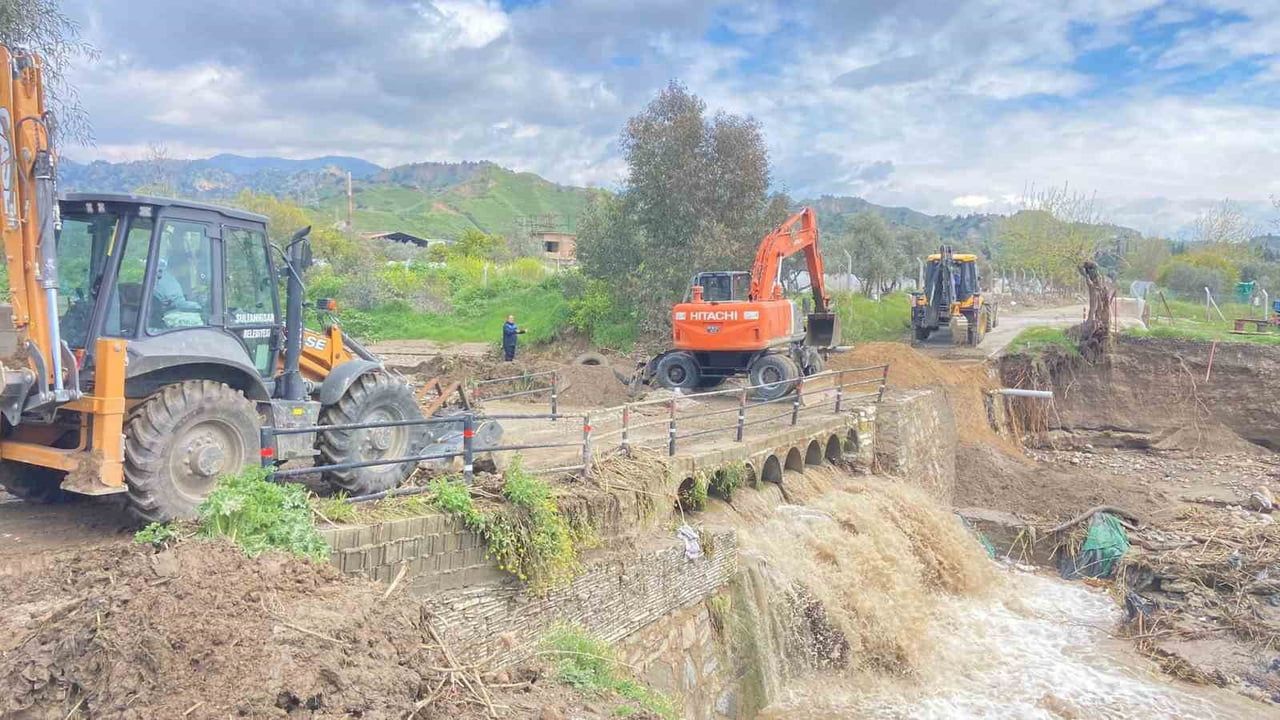 Sultanhisar'da yoğun yağış sonrası belediye sahada — Başkan Osman Yıldırımkaya açıklama yaptı