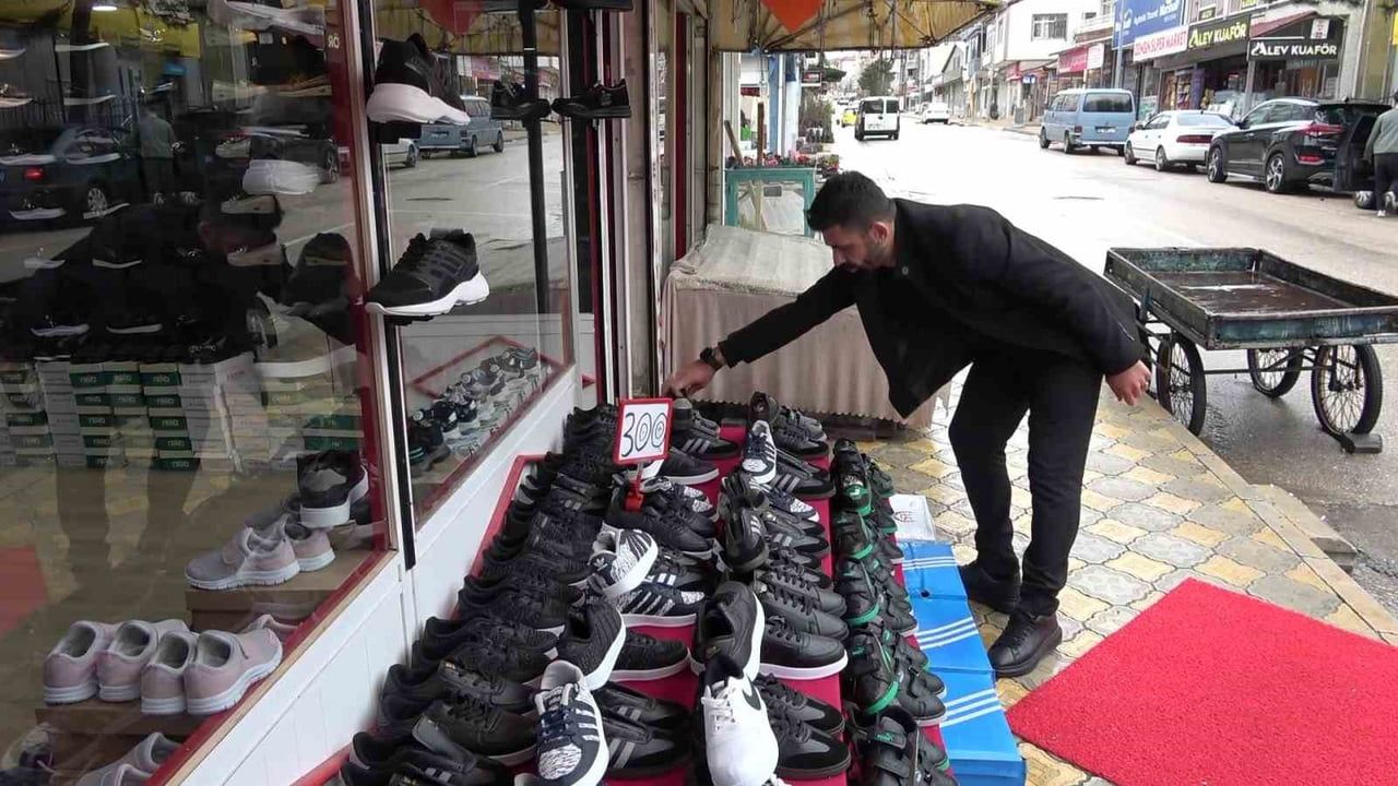 Suluova pazaryerinde esnaf bin çift ayakkabı dağıttı; vatandaşlardan dua istedi