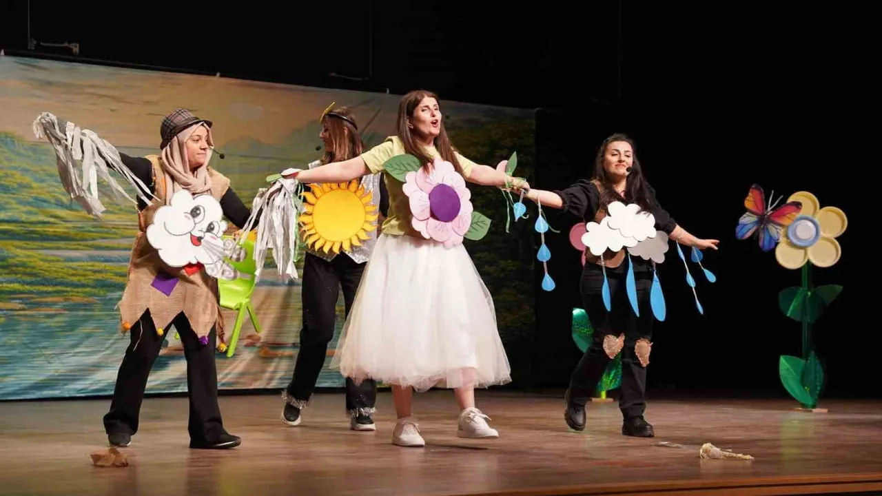 Sümer Anaokulu'nun 'Oyun Panayırı' gösterimi Dünya Tiyatrolar Günü'nde beğeni topladı