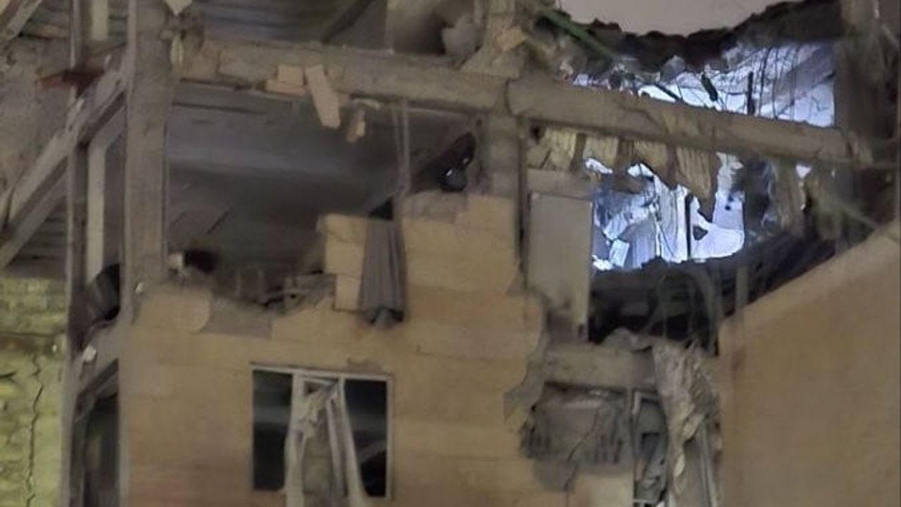 Tahran saldırıları yerleşimlerde hasara yol açtı, arama kurtarma sürüyor