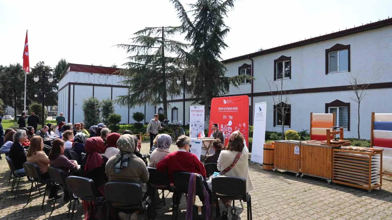 Tarımsal Atıklardan Sanatsal Kağıda: Düzce Üniversitesi'nde Geleneksel Kağıt Atölyesi ve Bilim Kafe Söyleşisi