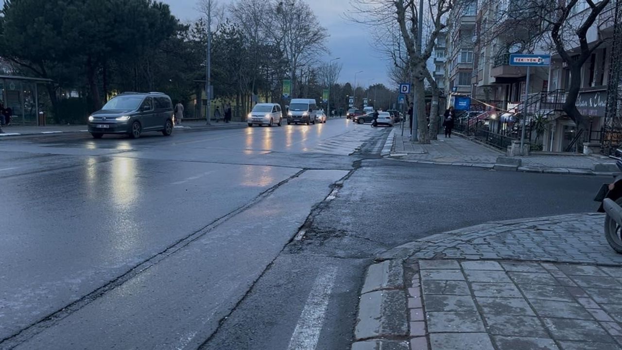 Tekirdağ Çorlu'da motosikletle otomobil çarpıştı: Sürücü yaralandı, kaza kamerada