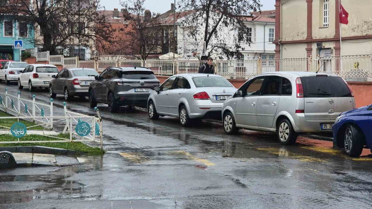 Tekirdağ Süleymanpaşa'da sağanak: cadde ve sokaklarda su birikintileri oluştu