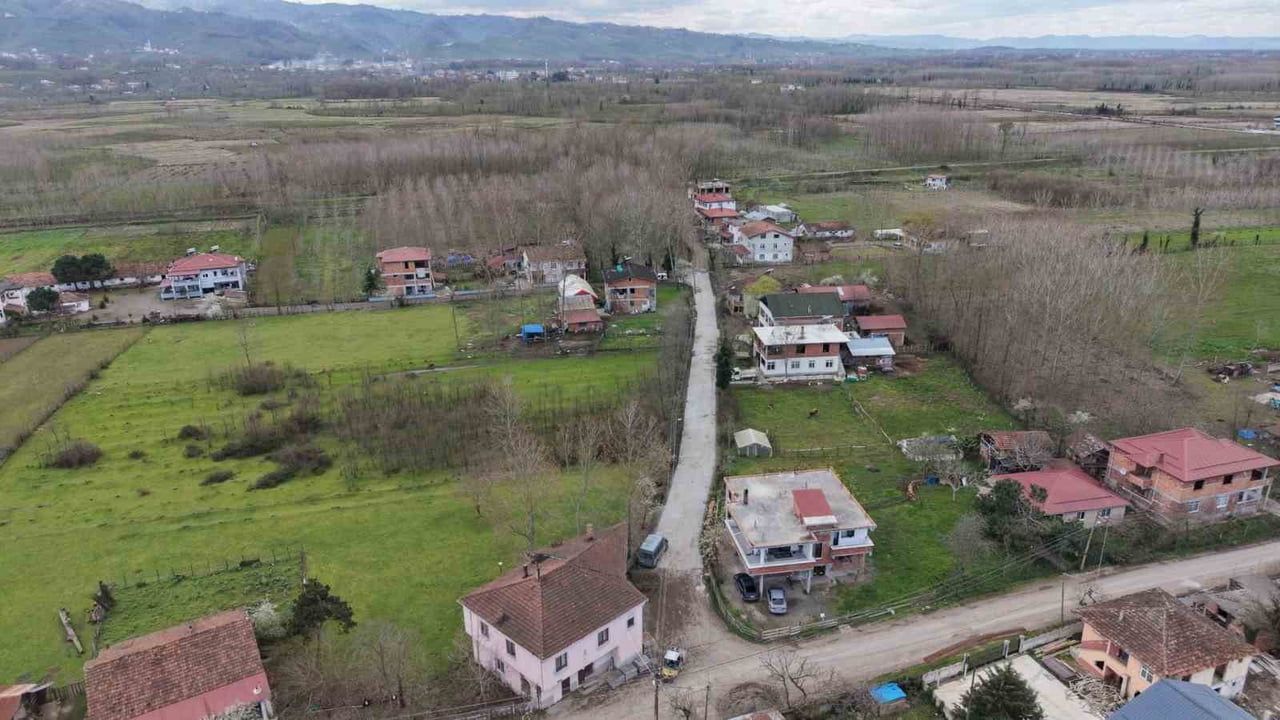 Terme Belediyesi, şehit Bülent Karataş’ın ailesinin bulunduğu sokağı beton parke ile yeniliyor