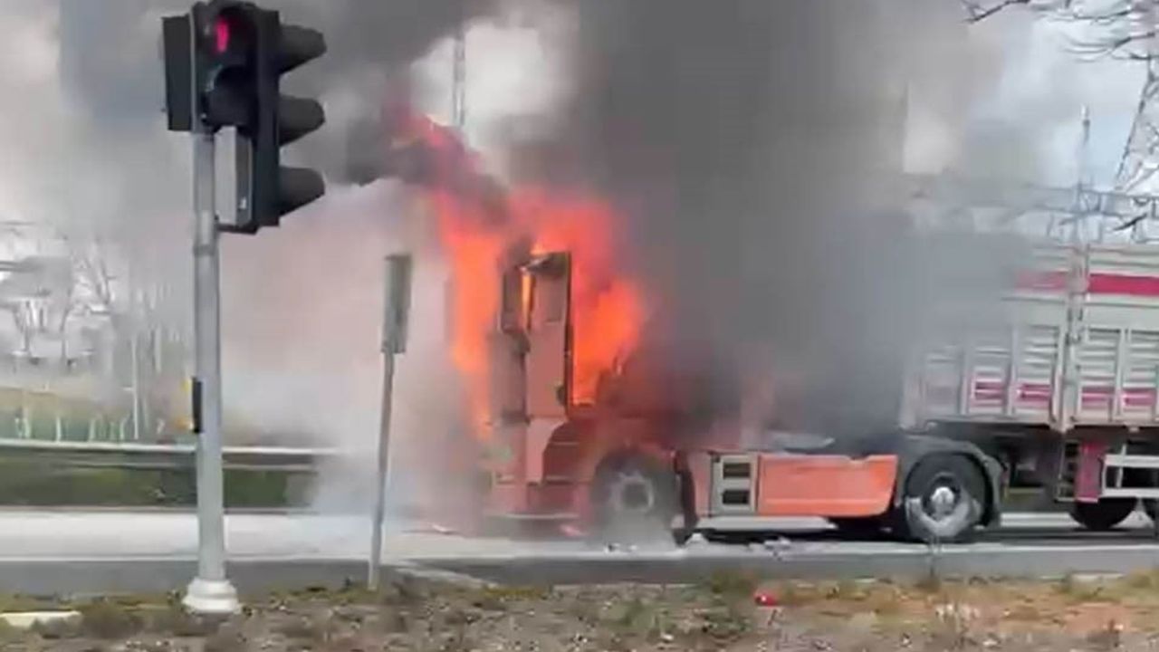 Terme'de seyir halindeki tırın çekici kısmında yangın: itfaiye müdahalesiyle söndürüldü