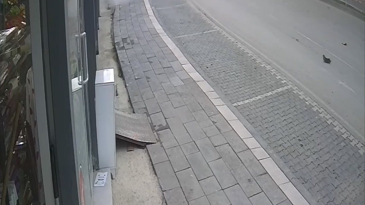 Tokat Erbaa'da kontrolden çıkan otomobil markete girdi: 2 yaralı