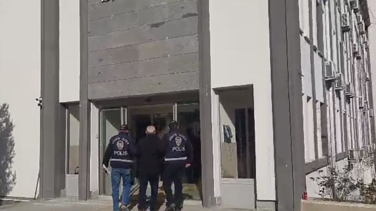 Tokat'ta 25 yıl kesinleşmiş hapis cezası bulunan firari dolandırıcı bavulla kaçarken yakalandı