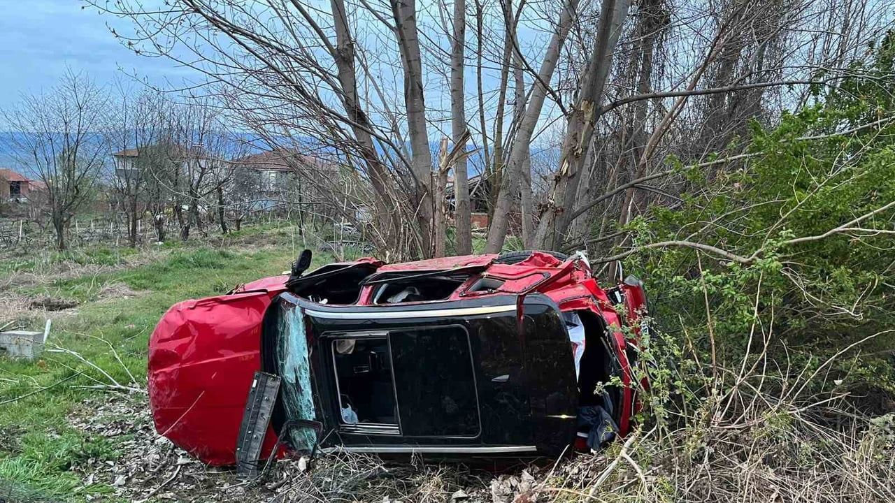 Tokat'ta emanet aldığı araçla takla attı: İki kardeş yaralandı
