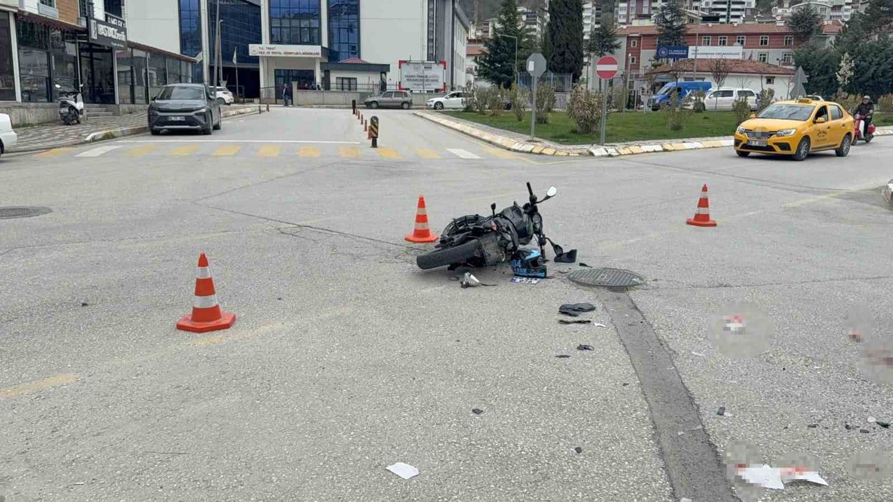 Tokat'ta kavşakta motosiklet ile otomobil çarpıştı: 2 ağır yaralandı