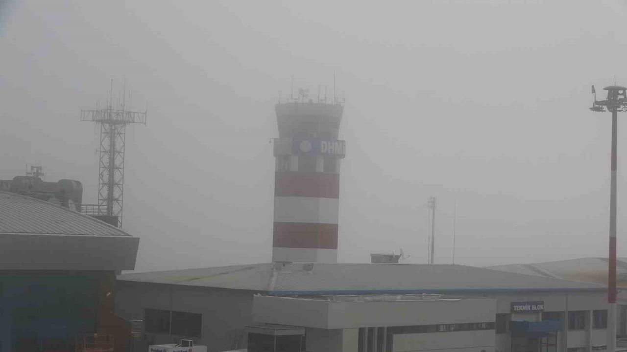 Trabzon'da Yoğun Sis Ulaşımı Aksattı: Havalimanı ve Trafikte Etkiler