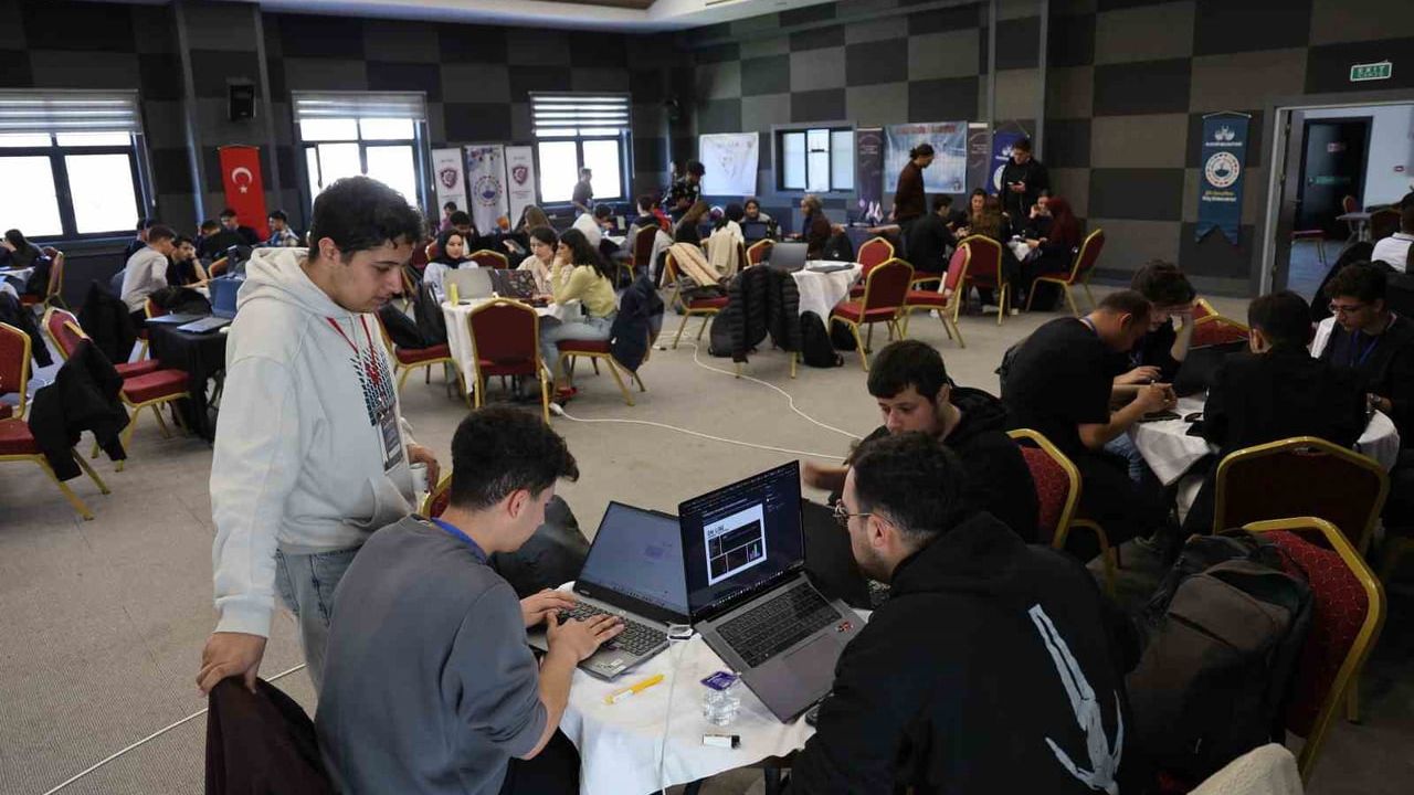 TUA AstroHackathon Elazığ'da başladı: 5 ilden yaklaşık 70 genç 48 saatlik maratonda Türkiye’nin uzay misyonu için proje üretecek