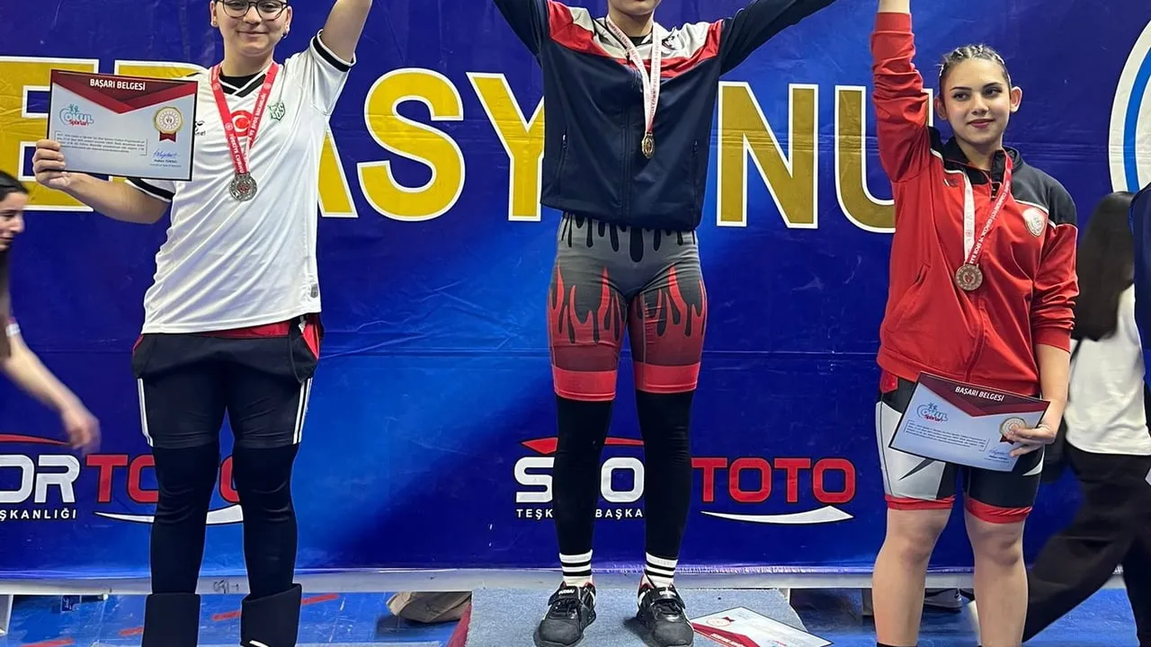 Tuğba Kıvıkoğlu, Okullar Arası Halter Türkiye Şampiyonası'nda Düzce'yi Gururlandırdı