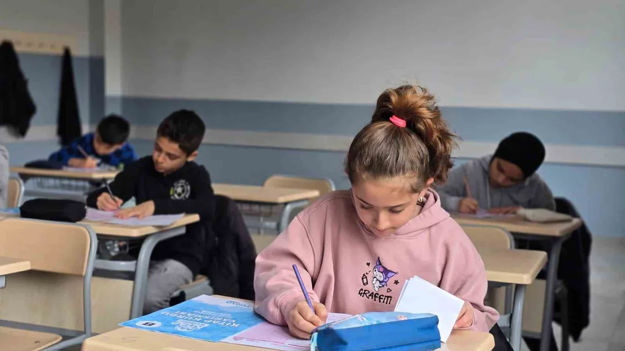 TÜGVA'nın 'Kitap Kurdu' Yarışmasının Sınav Aşaması Eskişehir'de Tamamlandı