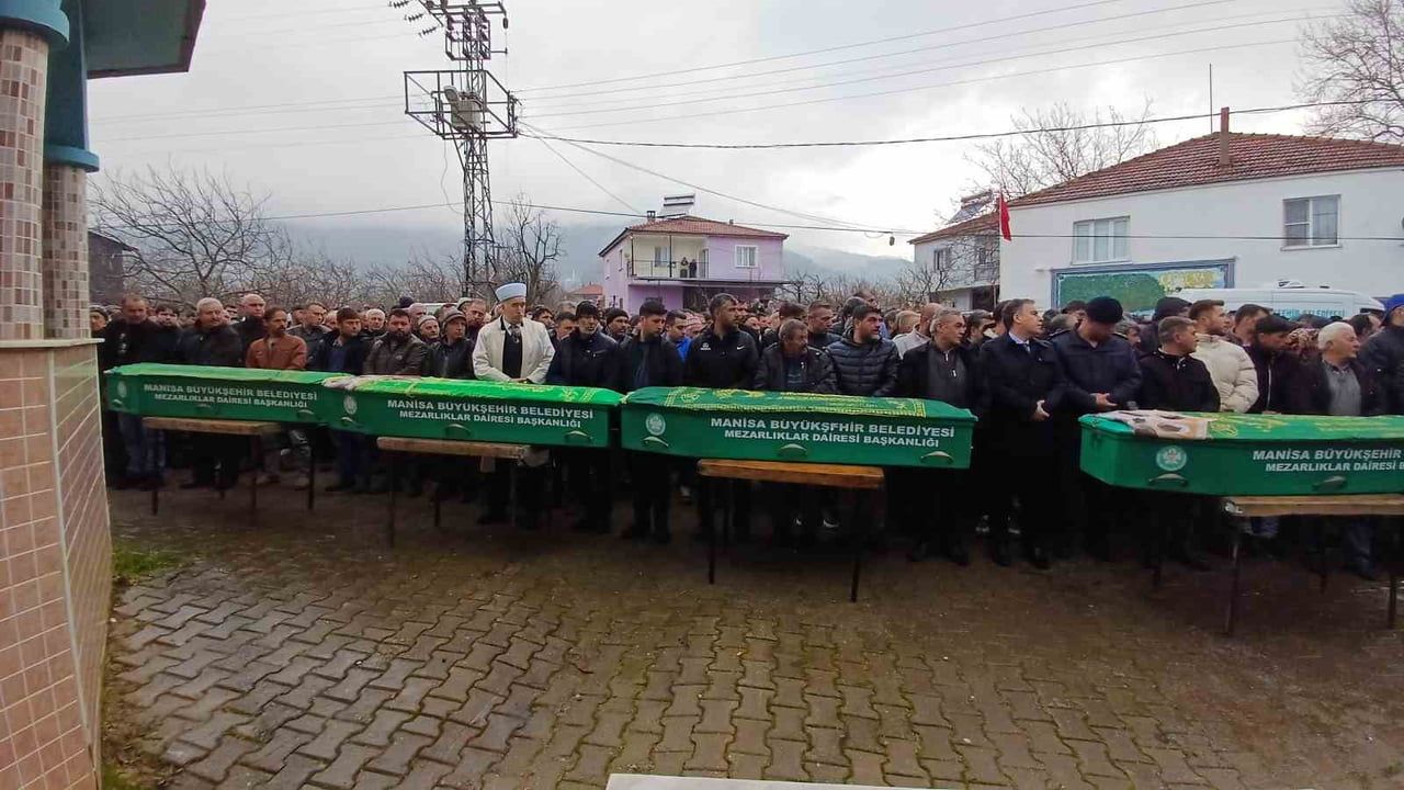 Turgutlu'da boşanma aşamasındaki eş tarafından öldürülen dört kişi Kabaçınar'da yan yana defnedildi