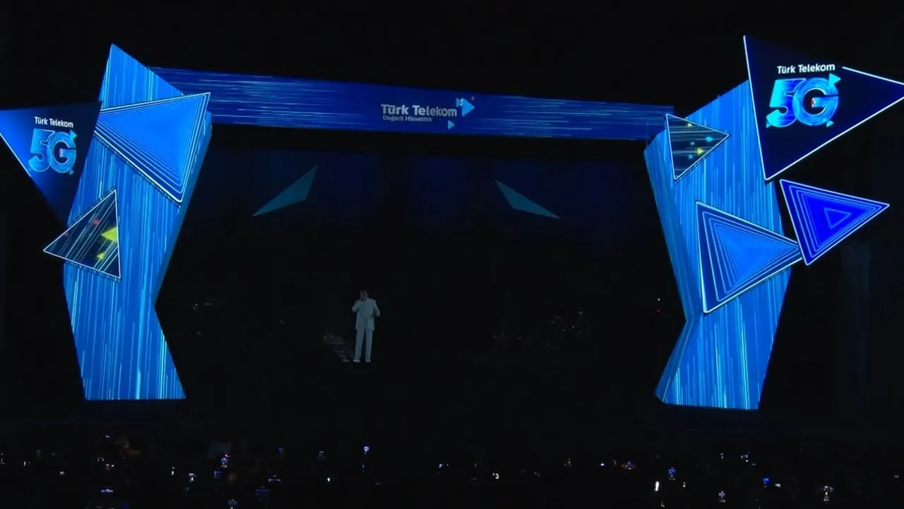 Türk Telekom, AKM'de 5G gala gecesinde Müslüm Gürses hologramını sahneye taşıdı
