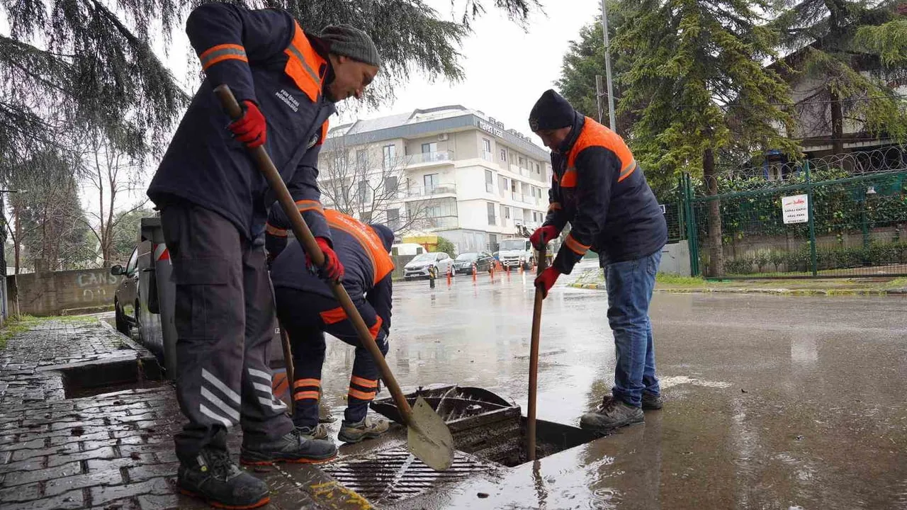 Tuzla Belediyesi 100 Personel ve 40 Araçla Yağışa Karşı 7/24 Müdahale Ediyor