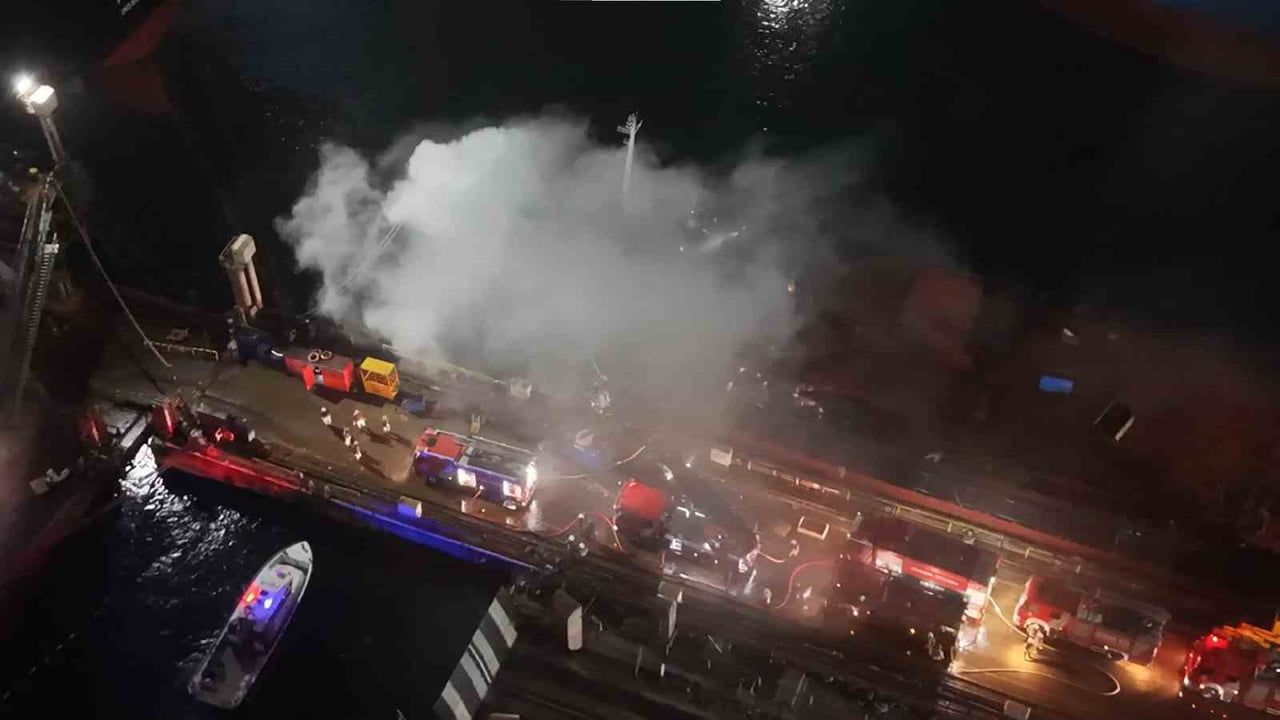 Tuzla'da Kuzey Star Tersanesi'nde demirli kuru yük gemisinde yangın