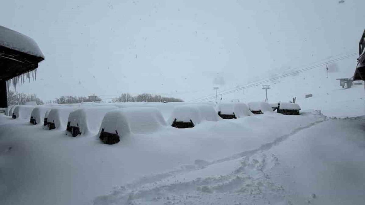 Uludağ'da Mart Sonunda Yoğun Kar: Günübirlikçiler Zirveye Akın Etti