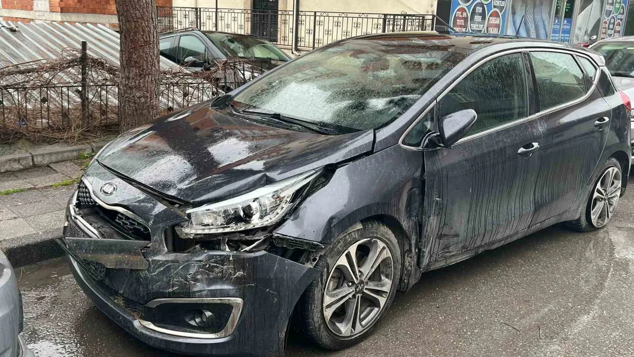 Ümraniye'de İETT otobüsü park halindeki araçlara çarptı