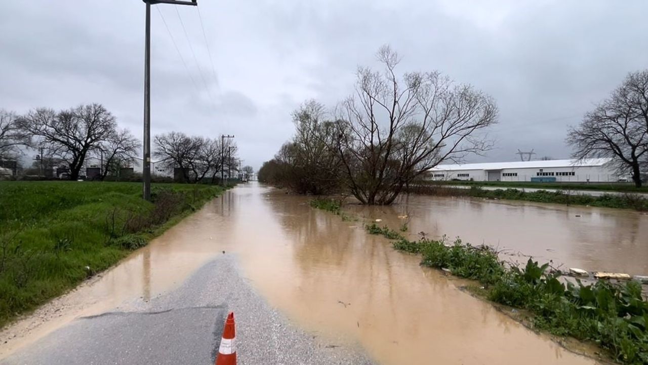 Ürünlü Deresi Taştı — Nilüfer Ürünlü Mahallesi'nde Araçlar Fabrika Bahçelerinde Mahsur Kaldı