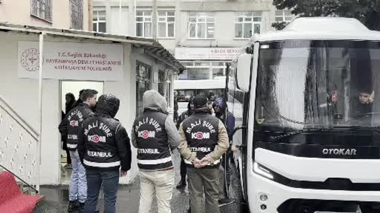 Uşak Belediyesi’ne yönelik operasyonda gözaltına alınanlar sağlık kontrolünden geçirildi