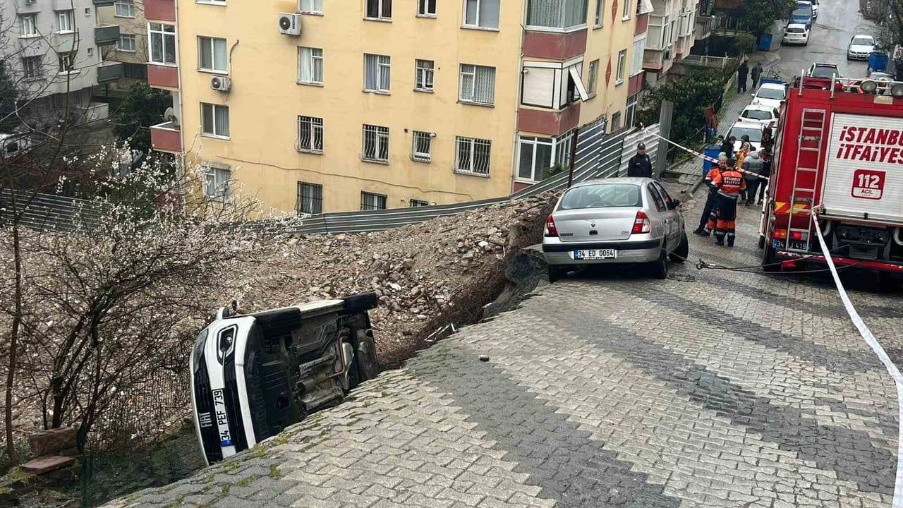 Üsküdar'da yağış sonrası yol çöktü: Park halindeki otomobil çukura düştü