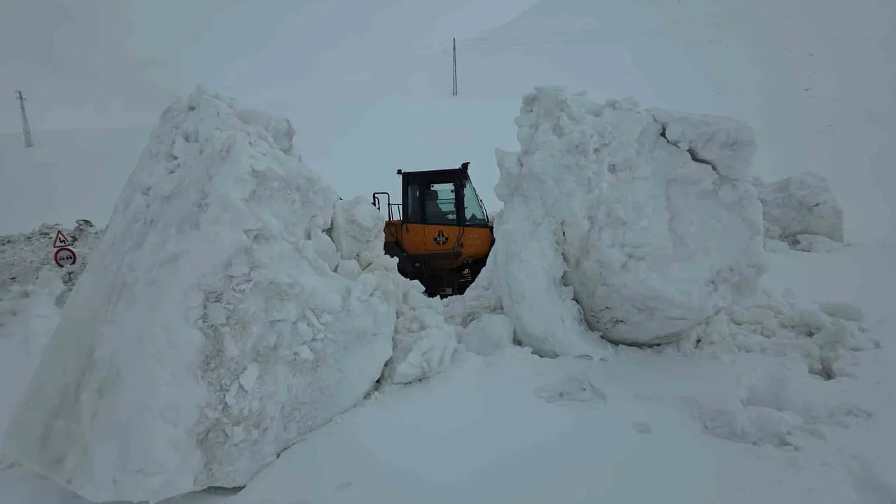 Van-Bahçesaray Karabet Geçidi'nde kar kalınlığı 3 metre 91 santimetreye çıktı